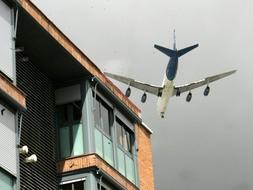 Avión sobrevolando Coslada (Madrid)